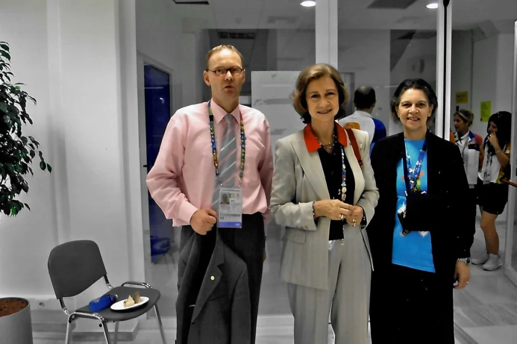 Koningin-Sofia-en-zus-met-John-Teunissen-bij-het-afscheid